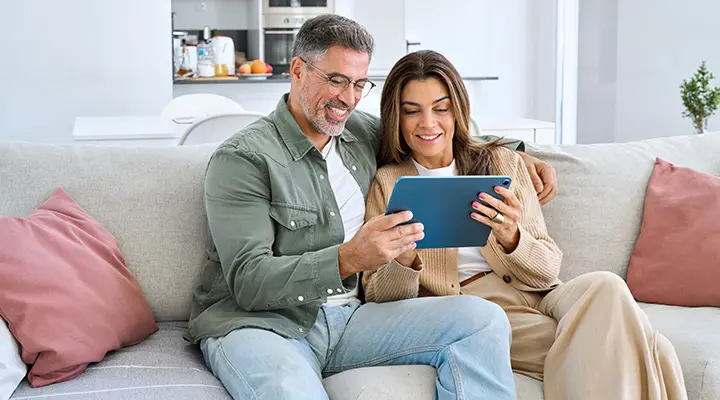 Un couple utilisant leur tablette