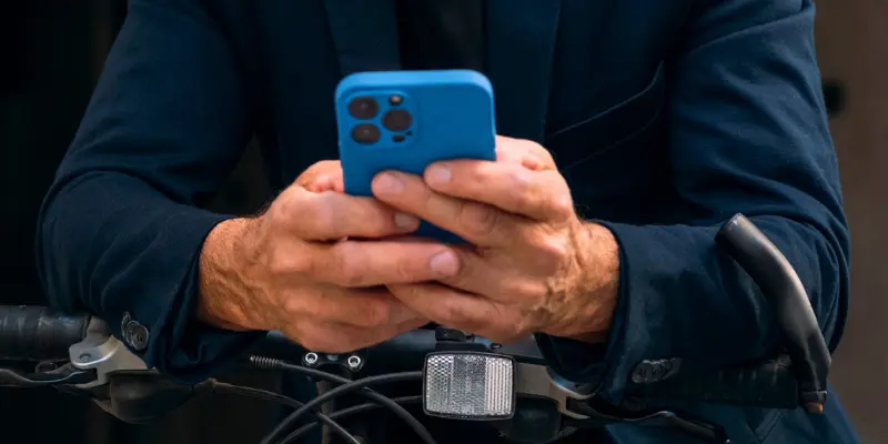 Un homme avec son portable à la main