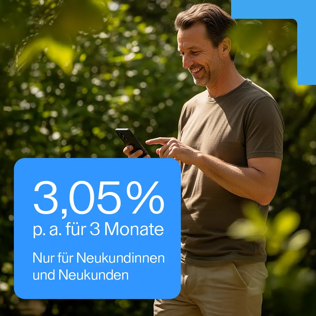 Mann mit T-Shirt und Smartphone im Wald und unten links steht 3,05 % p. a. für 3 Monate