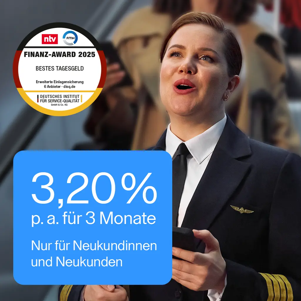 Frau in Pilotenuniform, die ein Smartphone hält. Links im Bild befindet sich ein blaues Feld mit dem Text ‚3,20 % p. a. für 3 Monate – nur für Neukundinnen und Neukunden‘. Oben links ist ein Siegel ‚Finanz-Award 2025 – Bestes Tagesgeld‘ zu sehen.