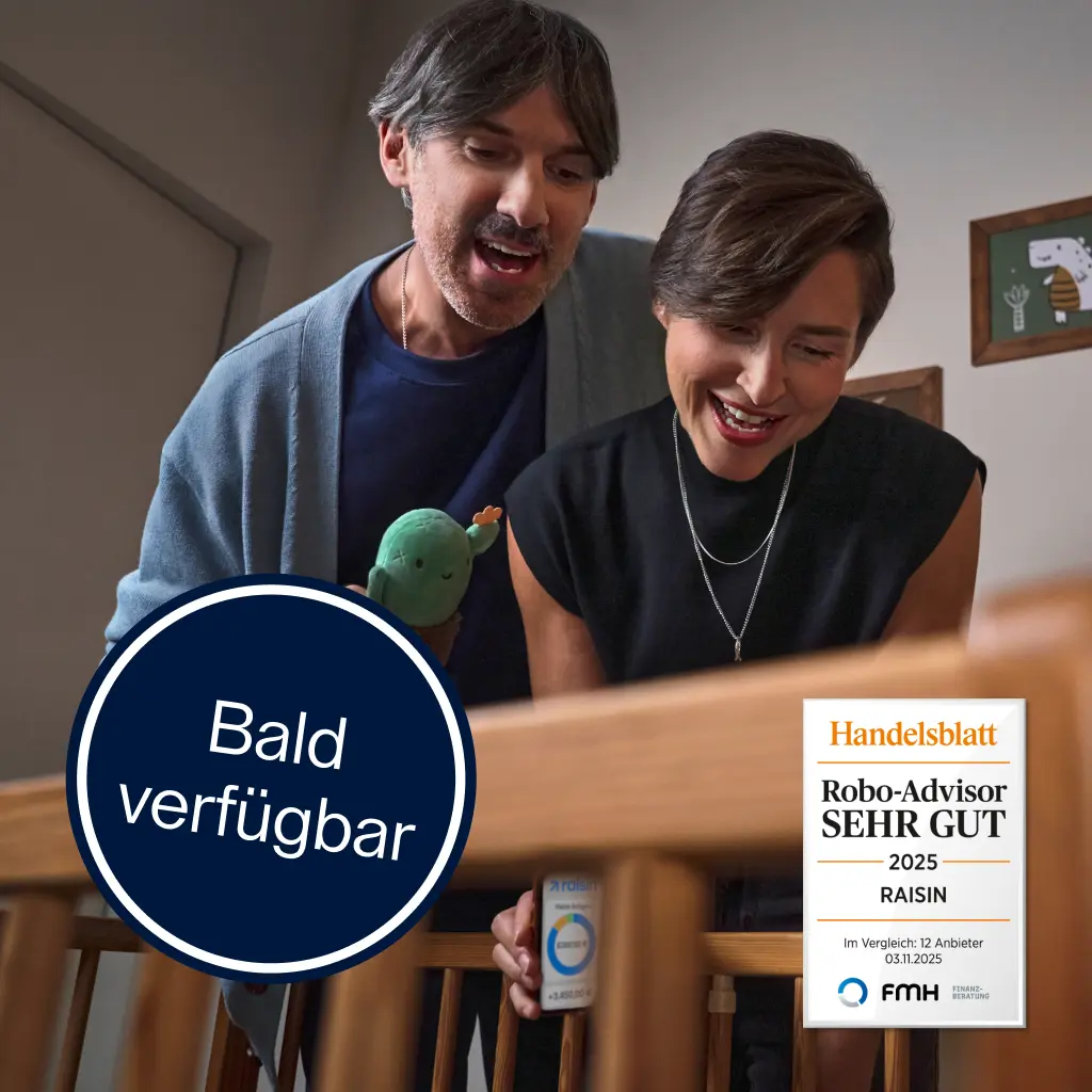 Raisin DE- Eltern schauen gemeinsam lächelnd auf einen Bildschirm, neben ihnen ein Auszeichnungssiegel für Robo-Advisor.