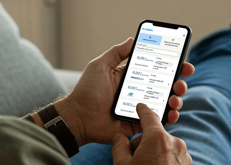 Ekran smartfona przedstawiający oferty Raisin