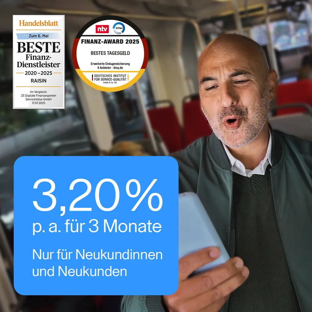 Frau in Pilotenuniform, die ein Smartphone hält. Links im Bild steht ein blaues Feld mit dem Text ‚3,20 % p. a. für 3 Monate – nur für Neukundinnen und Neukunden‘. Darüber sind Auszeichnungen zu sehen, darunter ‚Handelsblatt – Bester Finanzdienstleister 2020–2025‘ und ‚Finanz-Award 2025 – Bestes Tagesgeld