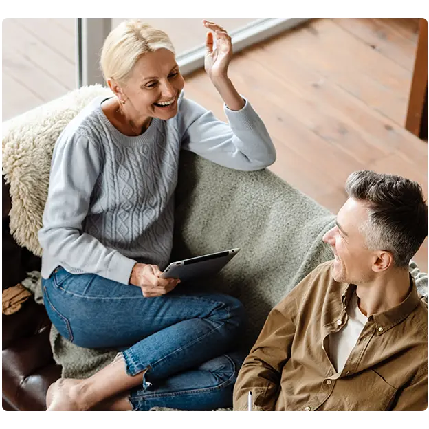 Raisin_DE_Paar_lacht_auf_Sofa_.png Was Kunden besonders an Raisin schätzen