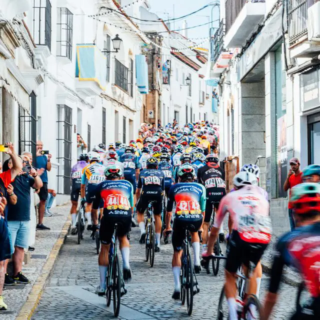 Raisin ES-ciclista en la Vuelta a España.jpg Ciclista en la Vuelta a España.