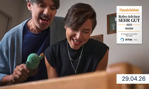 Raisin DE Techblog Kinderdepot.png Eine Frau in Uniform steht in einem öffentlichen Innenraum und hält ein Smartphone. Sie blickt nach vorne und wirkt konzentriert. Im Hintergrund sind weitere Personen unscharf zu erkennen.“