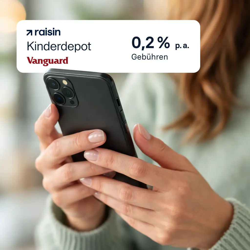 Raisin DE- Smartphone in Hand mit Hinweis auf Kinderdepot und 0,2 % p. a. Gebühren