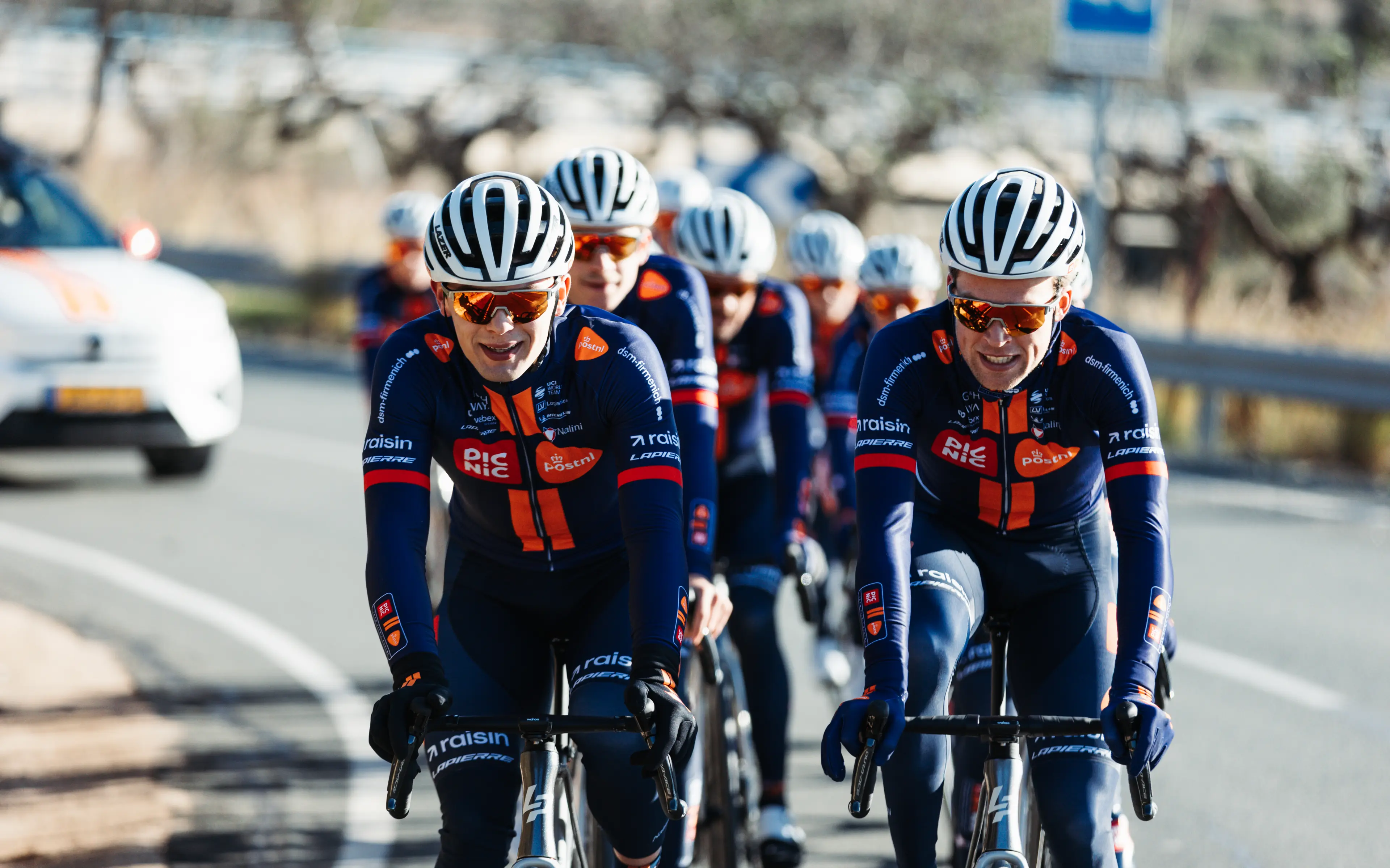 Team Picnic Post NL op de fiets op de weg