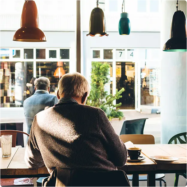 Raisin DE-Senior im Cafe Älterer Herr sitzt entspannt in einem Cafe