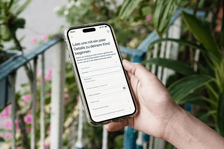 Raisin DE- Smartphone zeigt Formular zur Eingabe von Kinderdaten für Kontoeröffnung